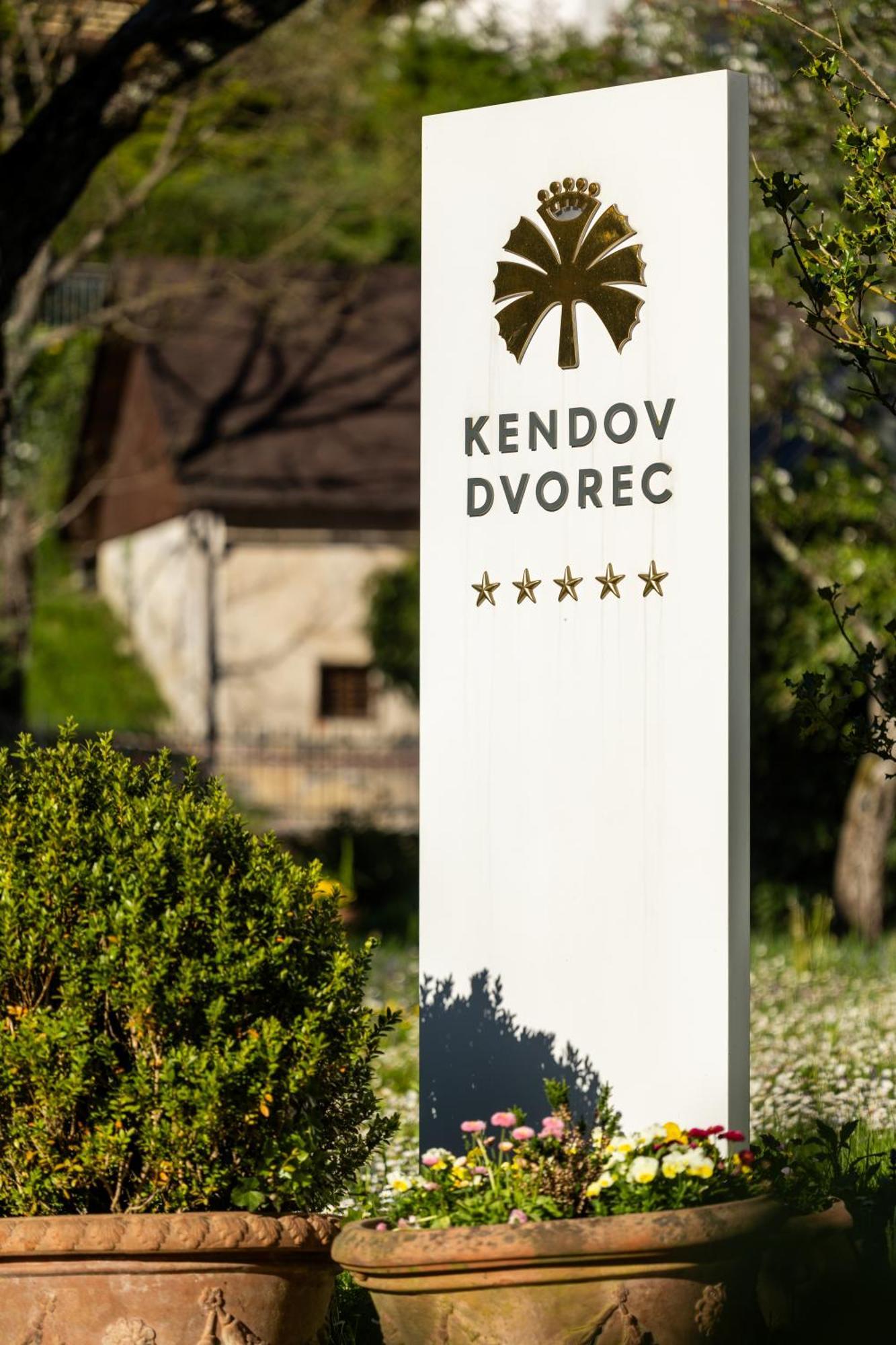Kendov Dvorec Spodnja Idrija Exterior foto