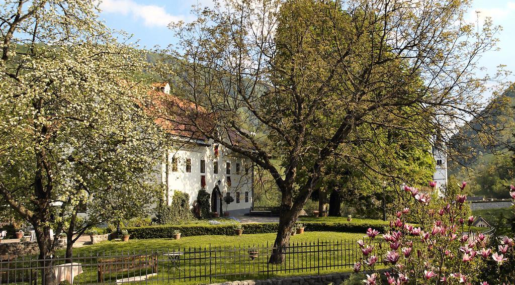 Kendov Dvorec Spodnja Idrija Exterior foto